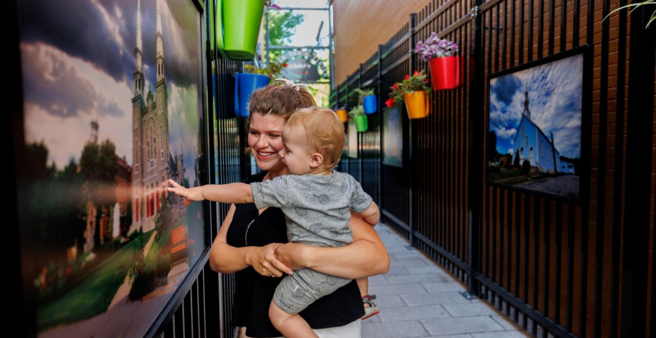 Femme avec son enfant qui regardent une exposition