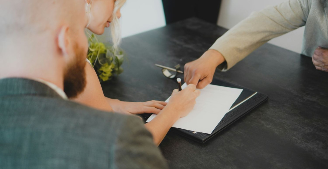 Personnes qui signent un contrat