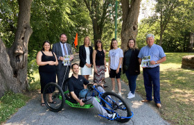 Le maire en compagnie de membres de l'équipe municipale et partenaires de la Ville lors du lancement du Plan de transport actif