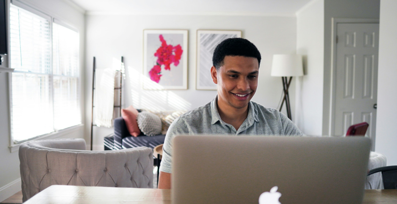 Homme navigant sur internet
