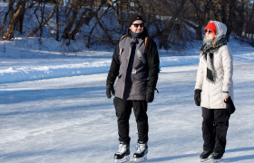 Deux femmes patinant sur la rivière