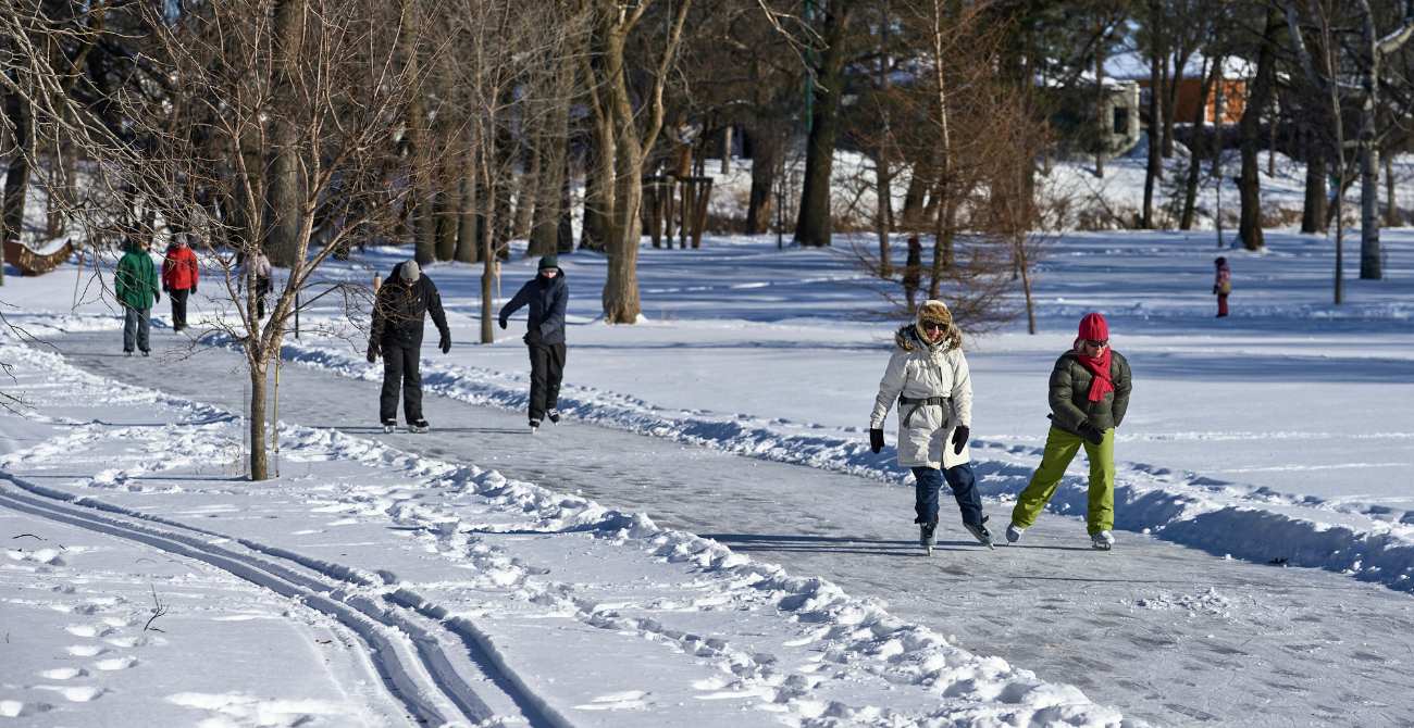 Un parent et un enfant qui patinent sur la rivière l'Assomption
