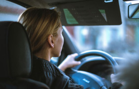 Femme qui conduit une voiture