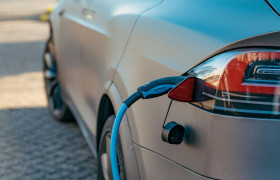 Voiture électrique en chargement