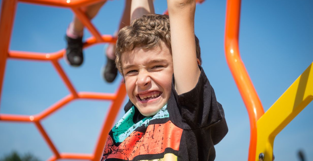 Enfant dans un module de jeux