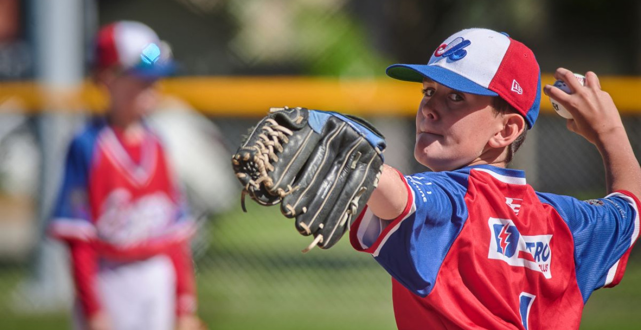 Enfant qui joue au baseball