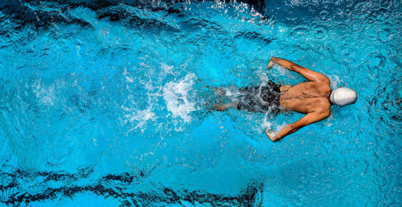 Adulte qui fait de la natation