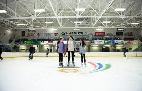 Trois jeunes filles qui font du patin