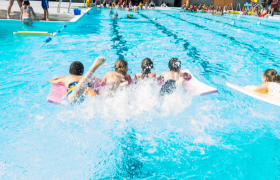 Enfants à la piscine