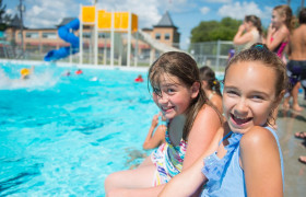Enfants à la piscine