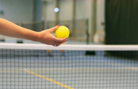 Femme qui joue au pickleball