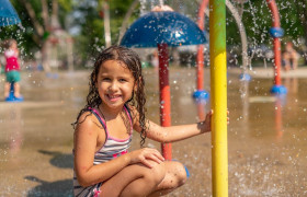 Enfant dans des jeux d'eau