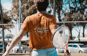 Jeune homme qui joue au tennis
